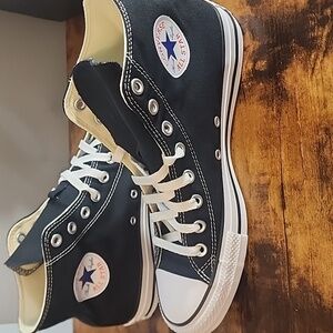 Converse All Star Black And White unisex M-8.5 W-10.5 Firm Price Is 65 I'm Losin